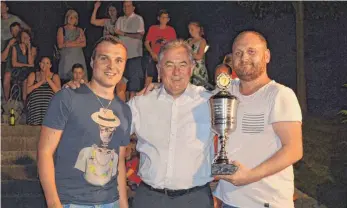  ?? FOTO: JÜRGEN RECHSTEINE­R ?? Die Stunde der Sieger: Bürgermeis­ter Günther Karremann (Mitte) mit dem Siegerteam, Michael Häußler (links) und Jürgen Hochdorfer vom „Team 1893“.