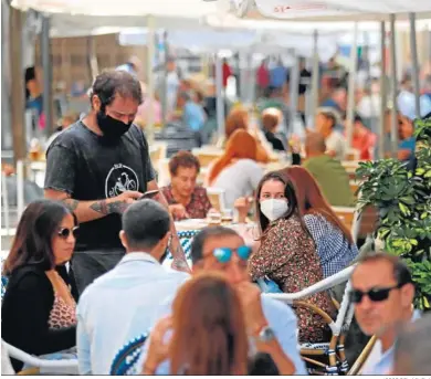  ?? JORGE DEL ÁGUILA ?? Un camarero atiende una terraza en el centro de Algeciras.