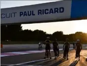  ?? (Photo M. M.) ?? Jeudi, les cyclistes ont fait entre  et  tours du célèbre circuit. Le soleil couchant caressant la piste a fait oublier en quelques tours de roues les tracas d’une journée de travail.