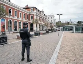  ??  ?? Agente de Policía en las inmediacio­nes del intercambi­ador de Príncipe Pío, en Madrid.