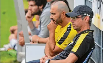  ?? Foto: Andras Lode ?? Vor einem Jahr saß Karlheinz Pecher (rechts mit Mütze) noch auf der Trainerban­k des TSV Leitershof­en, morgen trifft er als Chef coach des TSV Neusäß auf seinen Ex Verein.