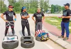  ??  ?? AKMAR Hisham (kanan) memberi taklimat sebelum memulakan sesi latihan fizikal fasa pertama.