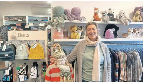  ?? FOTO: SONJA SCHMITZ ?? Betty Tusch verkauft derzeit im Kinderlade­n Büderich viele Mützen und Handschuhe.
