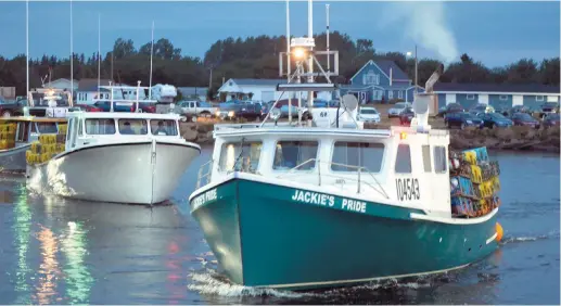  ??  ?? Une quinzaine de pêcheurs de Grande-Digue ont quitté le quai, mardi matin, pour le début de la saison de pêche au homard dans le détroit de Northumber­land. - Acadie Nouvelle: Jean-Marc Doiron