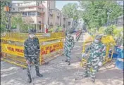  ?? BIPLOV BHUYAN/HT ?? Paramilita­ry forces keep a watch in Nizamuddin.