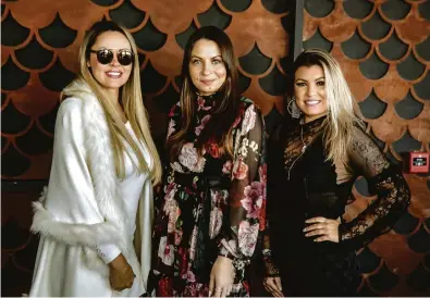  ??  ?? As amigas Viviane Farias, Liandra Trinetto e Joice Dantas