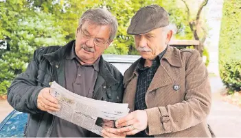  ?? FOTO: ARD ?? Die Rentner-Cops Edwin Bremer (Thilo Prückner, links) und Günter Hoffmann (Wolfgang Winkler) entdecken ihr Konterfei in der Zeitung.