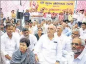  ?? HT PHOTO ?? Haryana Congress chief Kumari Selja and former chief minister Bhupinder Singh Hooda with protesting members of the Ravidas community in Karnal on Monday.