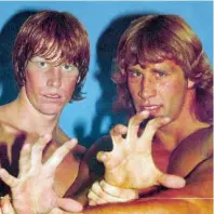  ?? WIKIPEDIA ?? Kerry e Mike von Erich, 1984