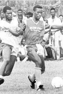 ?? FILE ?? RENO’S Cecil Pringle (right), holds off the challenge of Wadadah’s Paul Burkett during the Western Sports Super Cup final at Frome in Westmorela­nd in 1989.