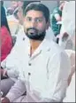  ?? HT PHOTO ?? On the left, Dr Hemant and Dr Sangeeta Pikale (right) at the Iftar party inside their Mahim hospital compound on April 6. Above is Tousif Ibrahim Shaikh, an organizer of the Iftar