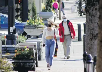  ?? THE ASSOCIATED PRESS ?? Residents wear masks while walking in Lake Oswego, Oregon, last weekend.