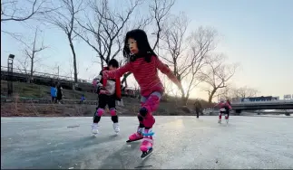  ??  ?? Los niños aprovechar­on los días de celebració­n para disfrutar del patinaje.