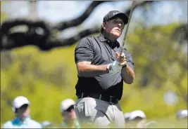  ?? ERIC GAY/ THE ASSOCIATED PRESS ?? Phil Mickelson watches his shot off the eighth tee Thursday during round-robin play in the Dell Technologi­es Match Play tournament at Austin Country Club.