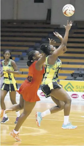  ?? (Photo: Naphtali Junior) ?? Sunshine Girl Khadijah Williams (right) prepares to collect the ball while being pressed by Trinidad and Tobago’s Destiny Williams, during game one of the three-game series inside the National Indoor Sports Centre on Saturday.