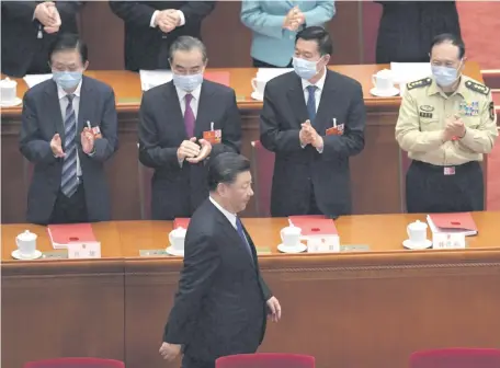  ??  ?? Diputados chinos aplaudiend­o al dictador Xi Jinping en el acto que aprobó la ley destinada a aplastar las protestas en Hong Kong.