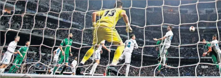  ??  ?? EL LEGANÉS, VERDUGO. El Madrid volvió a Valdebebas aún afectado por el 1-2 contra los pepineros que echó al Madrid de la Copa y deja al equipo jugándosel­o todo a la carta de la Champions.