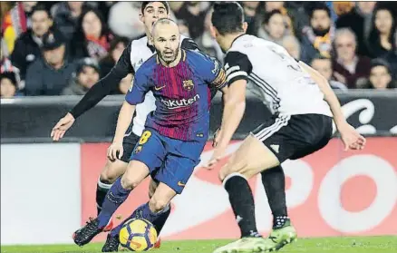  ?? ALBERTO SAIZ / AP ?? Andrés Iniesta encarando al central del Valencia Gabriel Paulista, el domingo en Mestalla