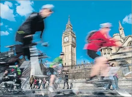  ?? JUSTIN TALLIS / AFP ?? Un grupo de ciclistas circulando junto al Big Ben, en Westminste­r, en el centro de Londres