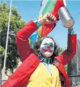  ?? EFE ?? Guasón chileno. En las protestas contra Sebastián Piñera en Santiago..