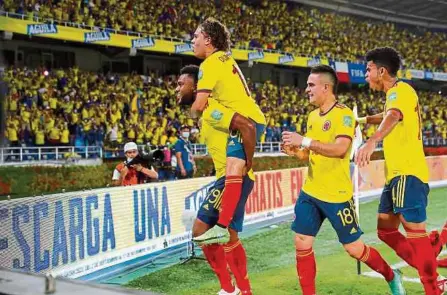  ??  ?? Miguel Borja, Juan Fernando Quintero, Rafael Santos Borré y Luis Díaz salen a celebrar uno de los goles de la selección Colombia.