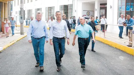  ?? /TOMAS BRIONES ?? A base de concreto hidráulico se pavimentar­án varias calles del municipio, informó el alcalde Chucho Nader