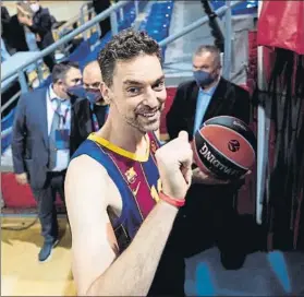  ?? FOTO: EFFE ?? Pau Gasol al término de su presentaci­ón como nuevo jugador del Barça