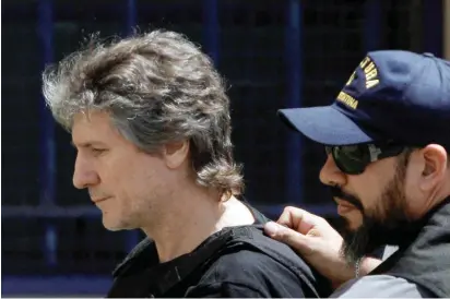  ?? FOTO REUTERS ?? En horas de la mañana el exvicepres­idente fue detenido por agentes de la Prefectura Naval de Argentina. Posteriorm­ente fue llevado a los tribunales de la localidad de Comodoro Py.