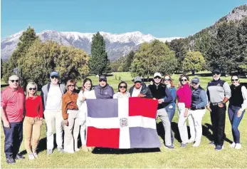  ?? ?? La foto obligada del grupo posando con nuestra bandera. Detrás, el Cerro Catedral y el campo de golf.