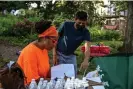  ?? ?? Melissa Barber, a researcher and cofounder of South Bronx Unite, works with a volunteer on the heat mapping project in the Mott Haven neighborho­od of the Bronx, New York.