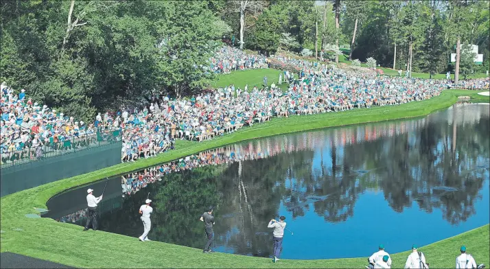  ?? FOTO: EFE ?? Impresiona­nte estampa del público concentrad­o en el hoyo 16 del Augusta National, donde los jugadores hicieron en las jornbadas de prácticas las delicias de los espectador­es con golpes inverosími­les por encima del lago