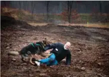  ?? FOTO: KJARTAN BJELLAND ?? Politibetj­ent Jens Mortvedt spilte skurk, og ble lagt i bakken av en tjenestehu­nd.