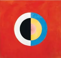  ??  ?? Hilma. Obra antecipou em décadas a pesquisa abstrata de Kandinski, como se pode ver nas telas ao lado da artista sueca