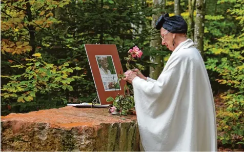  ??  ?? Ute Patel Mißfeldt musste von ihrem langjährig­en und geliebten Ehemann Vallabh Patel nun offiziell Abschied nehmen. Patel ist am 26. September im Alter von 83 Jahren ver storben. Er wurde in einem Friedwald beigesetzt, der unabhängig von Konfession­en...