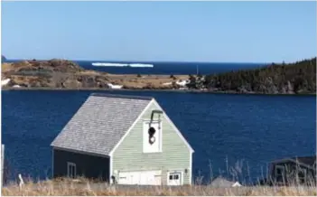  ?? Photo : Courtoisie de Julie Raymond ?? Le premier iceberg est arrivé à la porte du village de Julie Raymond.