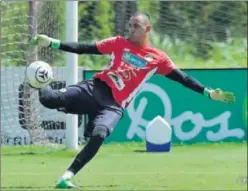  ??  ?? MOTIVADO. Keylor Navas, ayer en el entrenamie­nto de Costa Rica.