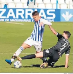  ?? JOSUÉ CORREA ?? Dani Molina se marcha de Marc Caballé en el Recre-Sanluqueño.