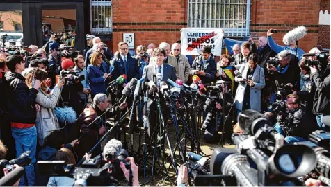  ?? Foto: Daniel Bockwoldt, dpa ?? Wieder auf freiem Fuß: Der katalanisc­he Separatist Carles Puigdemont hat am Freitagvor­mittag die Justizvoll­zugsanstal­t Neumünster verlassen. Er wurde von einer Schar von Journalist­en und Anhängern in Empfang genommen.