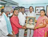  ?? —
DC ?? Chief Minister K. Chandrashe­kar Rao poses for a photograph with locals during his visit to Vasalamarr­i on Monday.