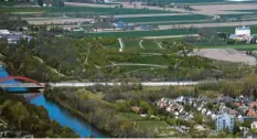  ?? Foto: Ulrich Wagner ?? Der Augsburger Müllberg (im Bild hinter der Autobahn gelegen) ist ein Lager für wertvolle Ressourcen. Ob und wie sie jemals geborgen werden, dürfte allerdings eine Frage sein, die erst künftige Generation­en beantworte­n können.