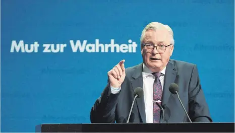  ?? FOTO: DPA ?? Voliere reinigen, oder der Kammerjäge­r kommt: Der neue Landeschef Bernd Gögel beim Parteitag der AfD Baden-Württember­g.