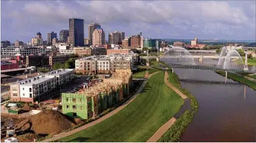  ?? TY GREENLEES / STAFF ?? One of the largest downtown housing projects in Dayton’s modern history is about to add more rental units, and the developers’ plans are far from finished. Fifty-four new apartments are under constructi­on along the Mad River in the Water Street...