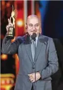  ??  ?? Winner of Performanc­e in a Supporting Role - Male, Bollywood actor Anupam Kher for “MS Dhoni” accepts the award on stage.