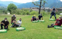  ??  ?? Tutti nello stesso campo I ragazzi de La Rete all’agriturism­o di Civezzano