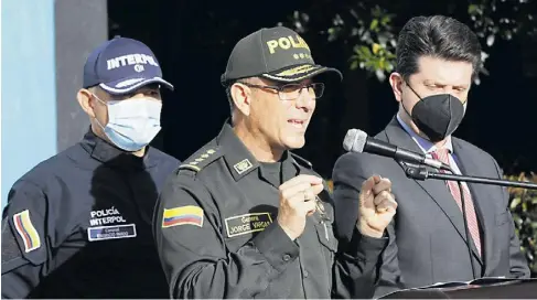  ?? FOTOS: POLICÍA Y TOMADA DE INTERNET ?? El ministro de Defensa, Diego Molano, y la cupula militar y de Policía ofreció ayer una rueda de prensa.