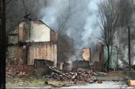  ?? Rebecca Droke/Post-Gazette ?? A fire Thursday in a vacant house on Lincoln Way in Clairton spread to two more abandoned homes, destroying all three in an area that once was a desirable neighborho­od.