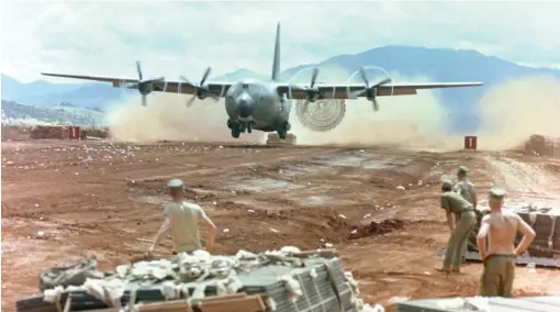  ?? (© US Air Force) ?? Largage logistique à très basse altitude depuis un C-130.
Les capacités de combat n’ont pas été les seules mobilisées…