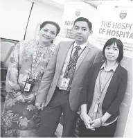  ?? — Gambar Bernama ?? BERKONGSI IDEA: Dr Muhammad Yazid bersama Dr Rozana (kiri) dan Dr. Eng ketika ditemu bual baru-baru ini.