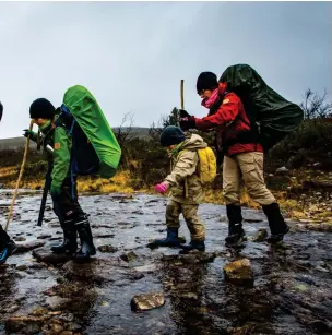  ??  ?? Högskaftad­e stövlar och vandringss­tav behövs om man skall ta sig fram torrskodd och säker. Fjällbäcka­rna kan vara överraskan­de breda och stenarna hala.