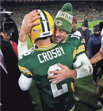  ?? DAN POWERS / USA TODAY NETWORK-WISCONSIN ?? Packers quarterbac­k Aaron Rodgers congratula­tes Mason Crosby on his game-winning field goal.